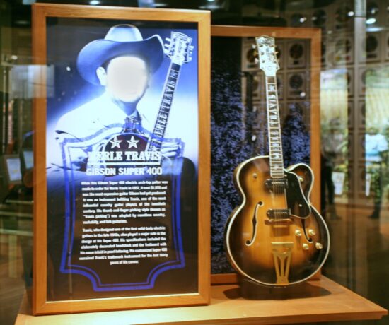 Merle Travis guitarist gibson super Travis picking
