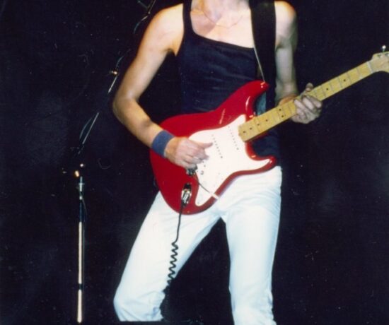 Mark Knopfler Dire Straits red Fender Stratocaster fingerstyle guitarist