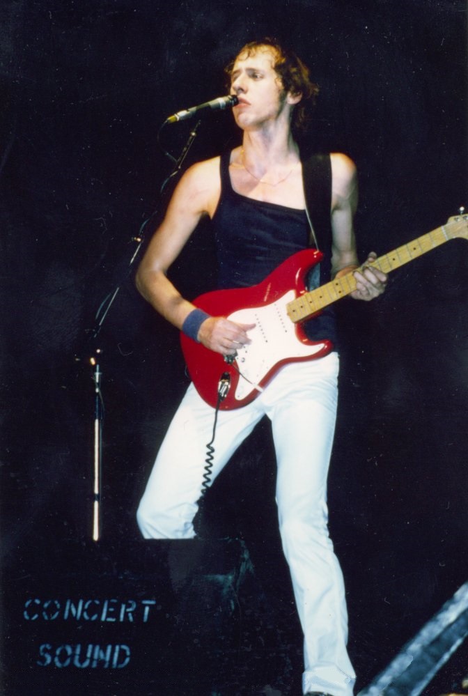 Mark Knopfler Dire Straits red Fender Stratocaster fingerstyle guitarist