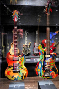 Eric Clapton The Fool Gibson SG 1964 - Jack Bruce The Fool Fender Bass 1962 - Cream Disraeli Gears psychedelic