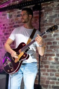 GuitarToneAndRoots author playing Gretsch Country Gentleman Chet Atkins signature live