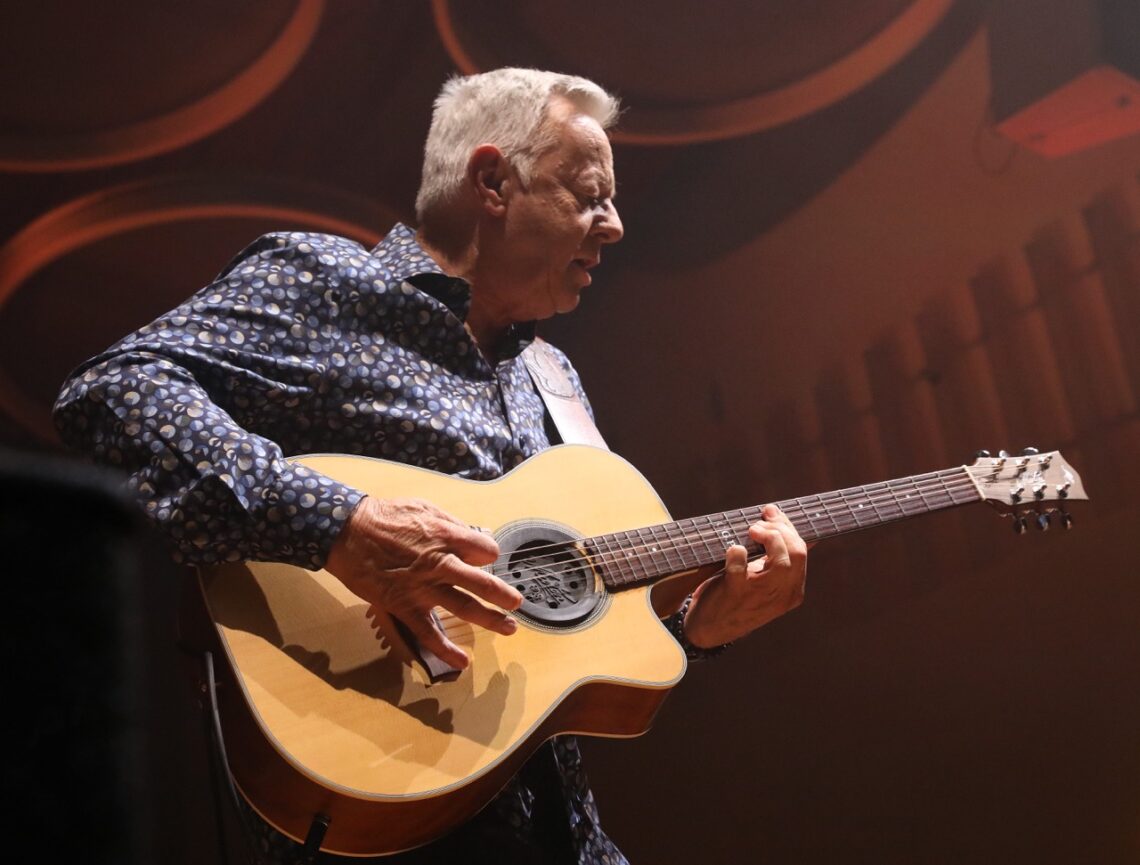 Tommy Emmanuel fingerstyle acoustic guitar concert technique Travis picking