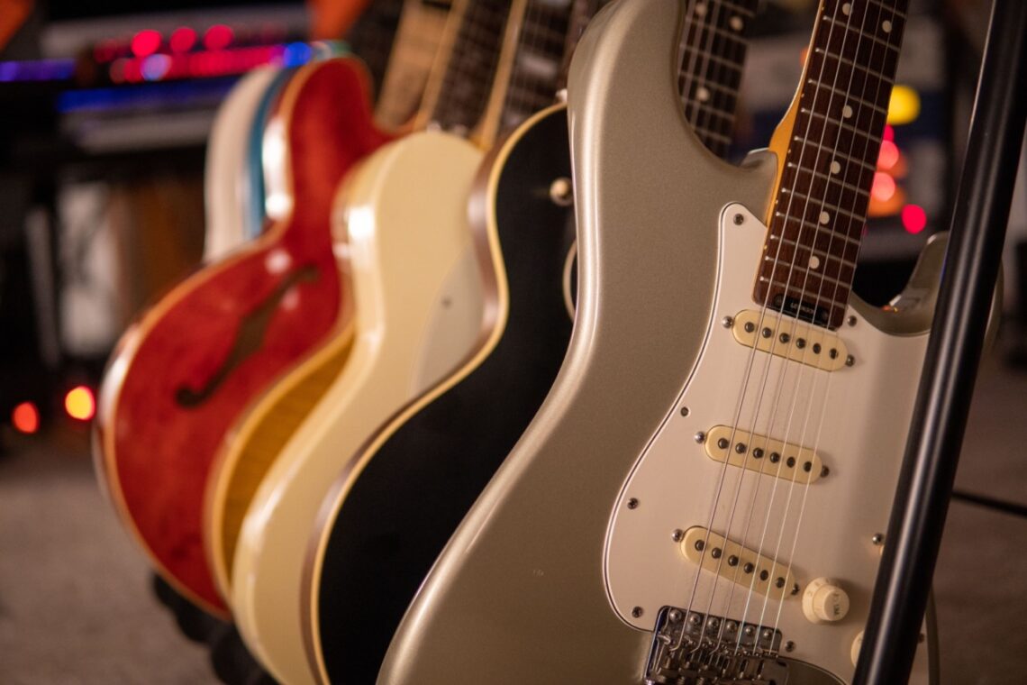 vintage guitar hunting Fender Stratocaster semi-hollow collection passionate search original